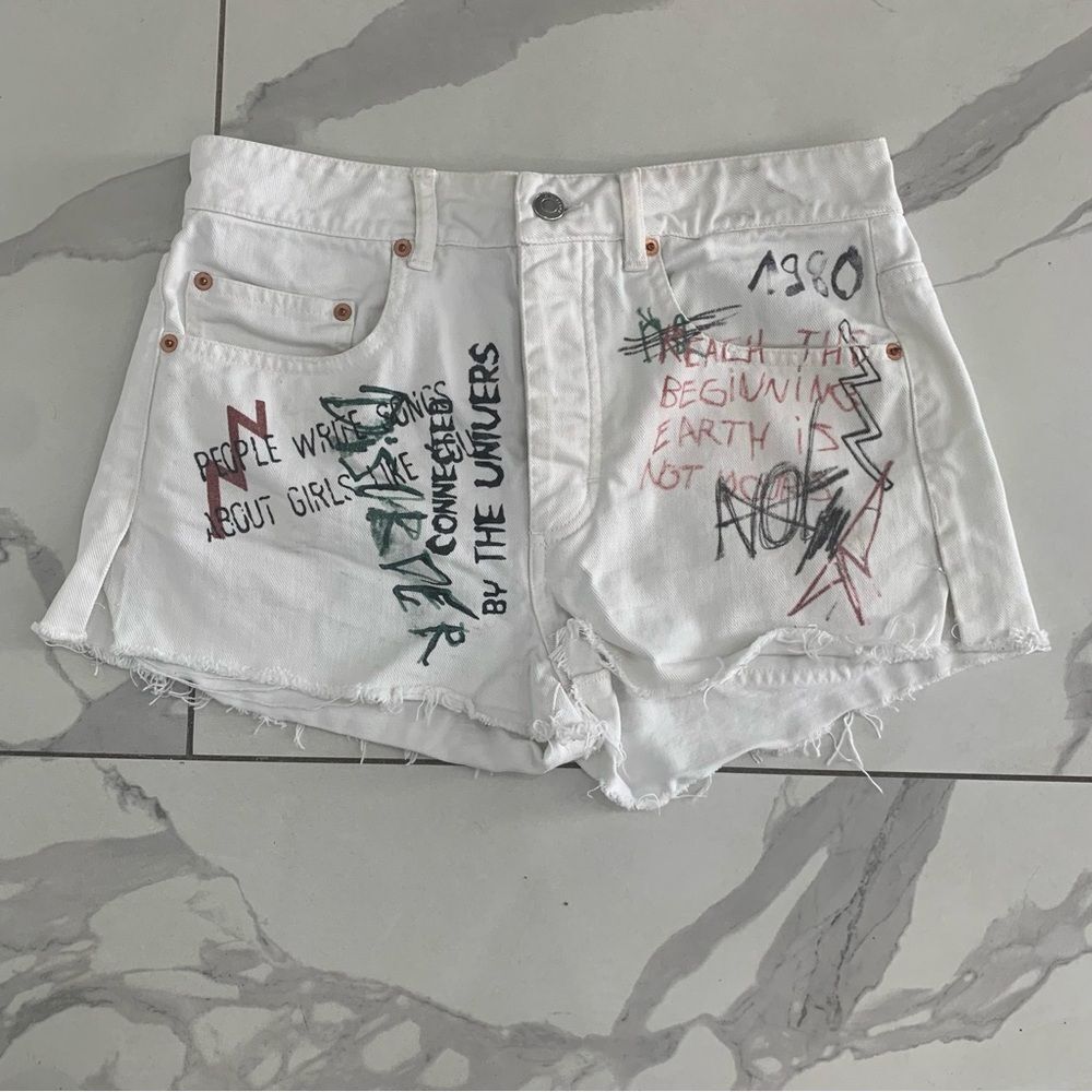 IRO  Shorts Womens Sz 27  White Graffiti Five Pockets Distress Cut-Off Jeans